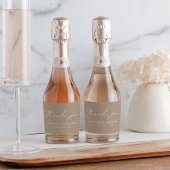 Moderne Elegante Script Taupe Trouw Dank Je Sparkling Wijnetiket