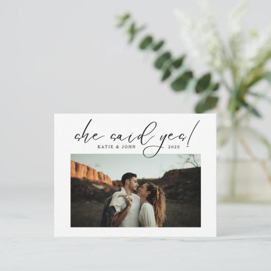 Moderne Elegante Script Zij Zei Ja Foto Aankondigingskaart (Staand voorkant)