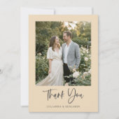 Moderne Elegante Script Zwart Beige Foto Bruiloft Bedankkaart (Voorkant)