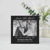 Moderne Elegante Script Zwart Witte Trouwfoto Save The Date (Staand voorkant)