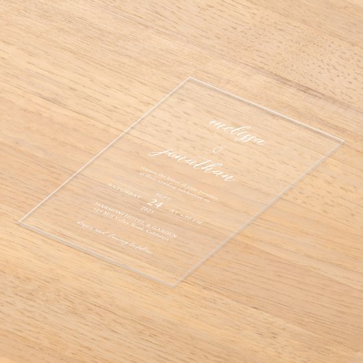 Moderne elegante sierlijke witte script duidelijke acryl uitnodigingen (Laagn)