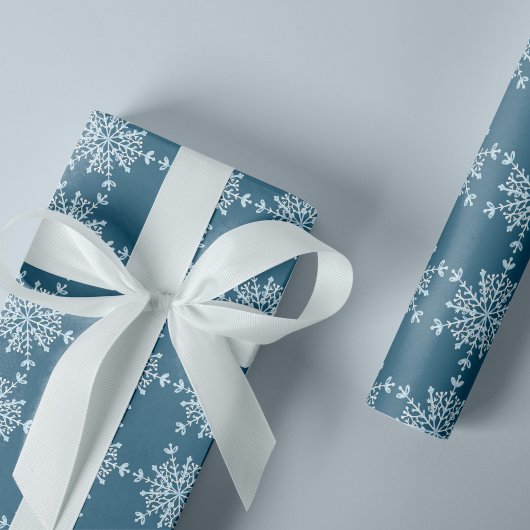 Moderne elegante sneeuwvlokken patroon blauw Kerst Cadeaupapier