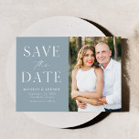 Moderne Elegante Stoffige Blauwe Foto Save The Date<br><div class="desc">Kondig uw trouwdatum aan met deze stijlvolle, moderne foto bewaar de datumkaart. Het ontwerp heeft "Save the Date" in witte serif- en scriptlettertypen met een stoffige blauwe achtergrond. Personaliseer de minimalistische save the date aankondiging door uw namen, datum, bruiloft locatie en foto toe te voegen. De kaart keert terug naar...</div>