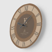 Moderne Elegante Tane Mousse Bruine Monogram Famil Grote Klok (Hoek)