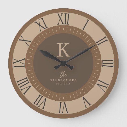 Moderne Elegante Tane Mousse Bruine Monogram Famil Grote Klok (Voorkant)