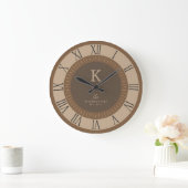 Moderne Elegante Tane Mousse Bruine Monogram Famil Grote Klok (Huis)
