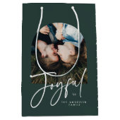 Moderne elegante typografie groen blij kerstfeest medium cadeauzakje (Voorkant)