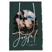 Moderne elegante typografie groen blij kerstfeest medium cadeauzakje (Achterkant)