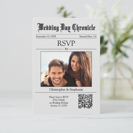 Moderne Elegante Typografie QR-code Grijs Krant RSVP Kaartje (Staand voorkant)