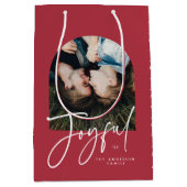 Moderne elegante typografie rood vrolijk kerstfees medium cadeauzakje (Voorkant)