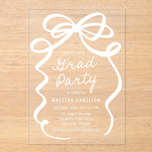 Moderne Elegante White Bow Graduation Party Acryl Uitnodigingen (Voorkant)