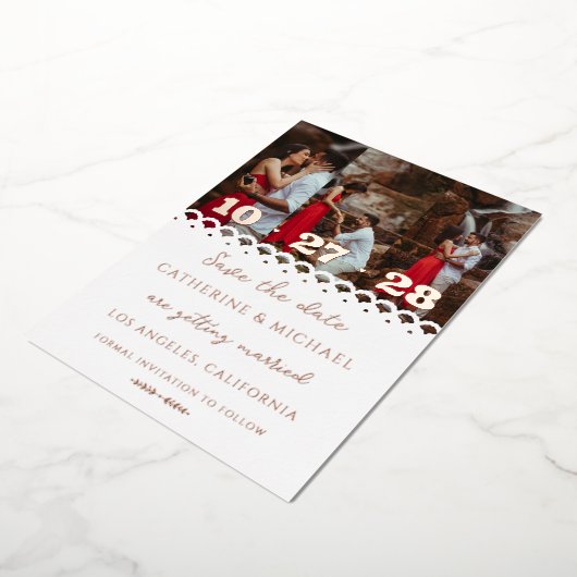 Moderne Elegante Witte Kant Foto Opslaan De Datum Folie Uitnodiging (Gedraaid)