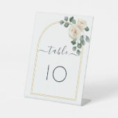 Moderne Elegante Witte Roos & Gouden Boog Bruiloft Reclamebord Met Voetstuk (Voorkant)