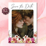Moderne Elegante Zomer Meadow Bloemen Witte Huweli Save The Date<br><div class="desc">Onze elegante bruiloft bewaar de datumkaart met uw favoriete foto met een opvallend boeket van zomerweide wilde bloemen in blozend roze,  magenta,  crème en geel met weelderig groen,  is een modern meesterwerk. Dit ontwerp is een adembenemende mix van moderne elegantie en tijdloze romance. Creëer door Simply Farmhouse Press.</div>
