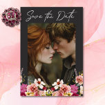 Moderne Elegante Zomerweide Bloemen Zwarte Huwelij Save The Date<br><div class="desc">Onze houtskool zwarte bruiloft bewaar de datumkaart met uw favoriete foto met een opvallend boeket van zomerweide wilde bloemen in blozend roze, magenta, crème en geel met weelderig groen, is een modern meesterwerk. De heldere witte tekst voegt een vleugje elegantie toe, terwijl de donkere achtergrond een dramatisch decor creëer voor...</div>