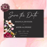 Moderne Elegante Zomerweide Bloemen Zwarte Huwelij Save The Date<br><div class="desc">Onze houtskool zwarte bruiloft bewaar de datumkaart met een opvallend boeket van zomerweide wilde bloemen in blozend roze, magenta, crème en geel met weelderig groen, is een modern meesterwerk. De heldere witte tekst voegt een vleugje elegantie toe, terwijl de donkere achtergrond een dramatisch decor creëer voor uw speciale dag. Dit...</div>
