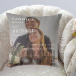 Moderne Elegante Zwart-Wit Fotobruiloft Kussen<br><div class="desc">Introductie van onze moderne elegante donkere foto bruiloft ontwerp, perfect voor koppels die willen een vleugje verfijning toe te voegen aan hun grote dag. Dit foto bruiloft ontwerp beschikt over een grillige donkere foto die perfect de liefde tussen het paar vastlegt. Het moderne minimalistische ontwerp wordt aangevuld met een eenvoudig...</div>