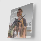 Moderne Elegante Zwart-Wit Fotobruiloft Vierkante Klok (Hoek)
