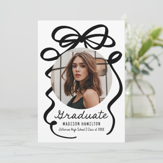 Moderne Elegante Zwarte Bow 2 Foto Afstuderen Aankondiging (Staand voorkant)