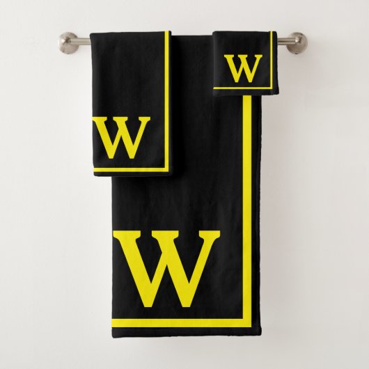 Moderne Elegante Zwarte Gele Monogram Script  Bad Handdoek (Insitu)