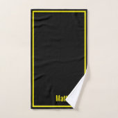 Moderne Elegante Zwarte Gele Monogram Script Naam Bad Handdoek (Handdoek)