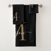 Moderne Elegante Zwarte Gouden Monogram Script Naa Bad Handdoek (Insitu)