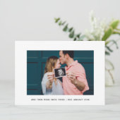 Moderne Elegantie En Toen Waren Er Drie Zwangersch Aankondiging (Staand voorkant)