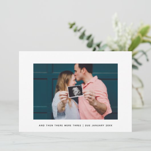 Moderne Elegantie En Toen Waren Er Drie Zwangersch Aankondiging (Staand voorkant)