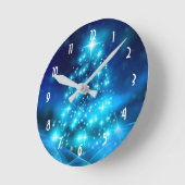 Moderne elektronische blauw kerstboom met licht ronde klok (Hoek)