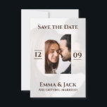 Moderne en eenvoudige foto's slaan de datum op save the date<br><div class="desc">Deel uw speciale dag met een moderne en eenvoudige save the date-kaart, met een romantische foto en een schone, minimale lay-out. Vetgedrukte, duidelijke tekst details van de trouwdatum en de namen van het paar, geaccentueerd door een foto lijst en aardse, rustieke accenten voor een warme, vrolijke sfeer. De grote elegante...</div>