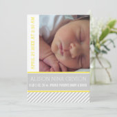 Moderne en elegante geel, grijs gestreepte baby ge aankondiging (Staand voorkant)