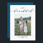 Moderne en Elegante Scriptuur Gelukkig Chanukka Fo Feestdagenkaart<br><div class="desc">Gelukkig Chanukka! Stuur Chanukka-wensen naar familie en vrienden met deze aanpasbare kalligrafie Chanukka kaart. Deze kaart bevat elegante kalligrafie en eenvoudige typografie. Personaliseer door namen en een foto toe te voegen. Deze elegante Gelukkig Chanukka kaart is ook beschikbaar op andere kartonsoorten.</div>