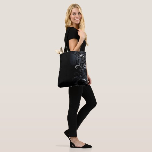 Moderne en Elegante Zwart Witte Bloemen Tote Bag (Op model)