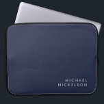 Moderne en minimale donkerblauwe marine | jouw nam laptop sleeve<br><div class="desc">Dit professionele,  moderne ontwerp biedt jouw naam in schone,  witte tekst op een donkerblauw marineschandaal.</div>