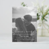 Moderne en minimale huwelijksfoto Uitnodigen Kaart (Staand voorkant)
