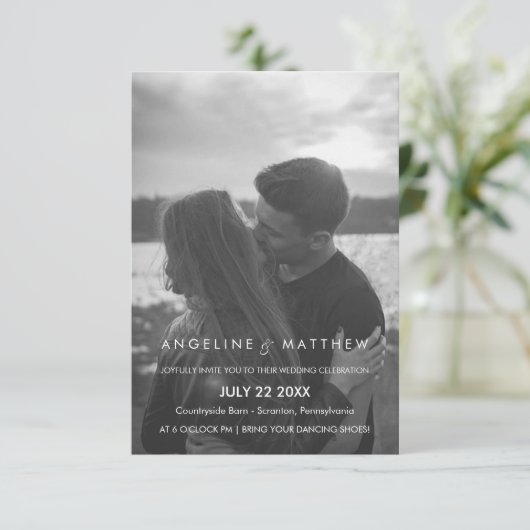 Moderne en minimale huwelijksfoto Uitnodigen Kaart (Staand voorkant)