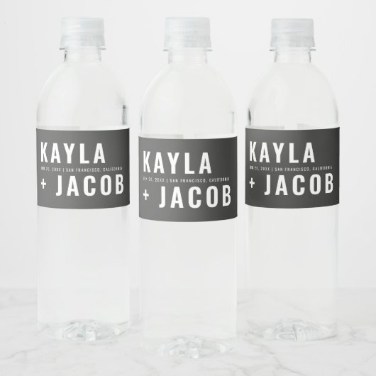 Moderne en minimalistische typografie bruiloft waterfles etiket (Flessen)