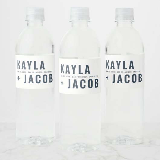 Moderne en minimalistische typografie bruiloft waterfles etiket (Flessen)