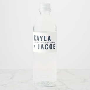 Moderne en minimalistische typografie bruiloft waterfles etiket