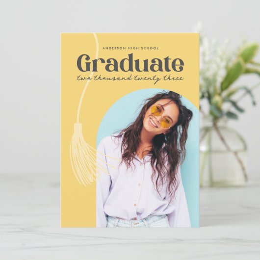 Moderne en Retro gele Afstuderen uitnodiging (Staand voorkant)