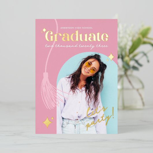 Moderne en retroroze Afstuderen Folie Uitnodiging (Staand Voorkant)