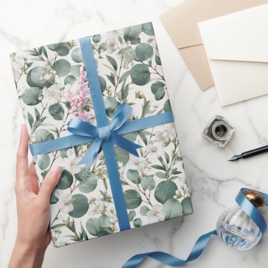 Moderne Eucalyptus en Witte Bloemdesign Cadeaupapier (Geschenken)