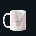 Moderne Extra Grote Geborduurde Initiaal en Naam Koffiemok<br><div class="desc">Verhef je dagelijkse koffieritueel met deze moderne gepersonaliseerde initialen mok, ontworpen met een krachtig roze monogram en een minimalistische aangepaste naamoverlay voor een strak en verfijnd uiterlijk. De oversized letter creëert een unieke visuele die hedendaagse vormgeving combineert met tijdloze personalisatie. Gecentreerd over het monogram verschijnt je aangepaste naam in schone,...</div>