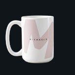 Moderne Extra Grote Geborduurde Initiaal en Naam Koffiemok<br><div class="desc">Maak je ochtendritueel persoonlijker met deze stijlvolle en moderne naam mok met monogram. Deze mok heeft een grote initiaal in zacht, gedempt roze en een strakke naamoverlay, een stijlvolle knik naar minimalisme. Of je nu je favoriete koffie, thee of warme chocolademelk drinkt, deze gepersonaliseerde mok voegt een unieke en verfijndere...</div>