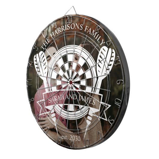 Moderne Familie Aangepaste Naam Trouwfoto Dartbord (Voorkant Rechts)