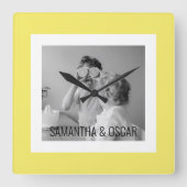 Moderne familie foto Geel Eenvoudig Lovely Gift Vierkante Klok (Voorkant)