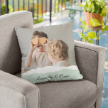 Moderne familie foto & persoonlijke naam Mint Gift Buitenkussen<br><div class="desc">Introductie van de moderne familiefoto & gepersonaliseerde naam Mint Gift! Dit unieke en doordachte geschenk is ontworpen om de speciale momenten van uw familie te vieren en te koesteren. Geef het geschenk van gekoesterde herinneringen en gepersonaliseerde zoetheid met de moderne familiefoto & gepersonaliseerde naammuntcadeau. Het is een zinvolle en verrukkelijke...</div>