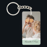 Moderne familie foto & persoonlijke naam Mint Gift Sleutelhanger<br><div class="desc">Introductie van de moderne familiefoto & gepersonaliseerde naam Mint Gift! Dit unieke en doordachte geschenk is ontworpen om de speciale momenten van uw familie te vieren en te koesteren. Geef het geschenk van gekoesterde herinneringen en gepersonaliseerde zoetheid met de moderne familiefoto & gepersonaliseerde naammuntcadeau. Het is een zinvolle en verrukkelijke...</div>