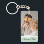 Moderne familie foto & persoonlijke naam Mint Gift Sleutelhanger<br><div class="desc">Introductie van de moderne familiefoto & gepersonaliseerde naam Mint Gift! Dit unieke en doordachte geschenk is ontworpen om de speciale momenten van uw familie te vieren en te koesteren. Geef het geschenk van gekoesterde herinneringen en gepersonaliseerde zoetheid met de moderne familiefoto & gepersonaliseerde naammuntcadeau. Het is een zinvolle en verrukkelijke...</div>