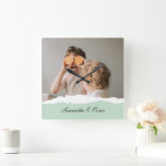 Moderne familie foto & persoonlijke naam Mint Gift Vierkante Klok<br><div class="desc">Introductie van de moderne familiefoto & gepersonaliseerde naam Mint Gift! Dit unieke en doordachte geschenk is ontworpen om de speciale momenten van uw familie te vieren en te koesteren. Geef het geschenk van gekoesterde herinneringen en gepersonaliseerde zoetheid met de moderne familiefoto & gepersonaliseerde naammuntcadeau. Het is een zinvolle en verrukkelijke...</div>